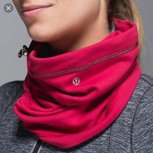 LIKE NEW Lululemon Run Fast Neck Warmer in Berry